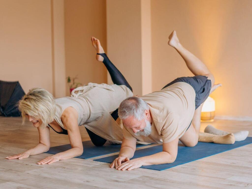 Beneficios del Yoga para adultos mayores Beneficios del Yoga para adultos mayores
